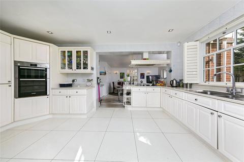 3 Dickens Close, Richmond, TW10 7AU