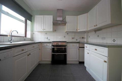 5 bedroom semi-detached house to rent, London Road, Benfleet