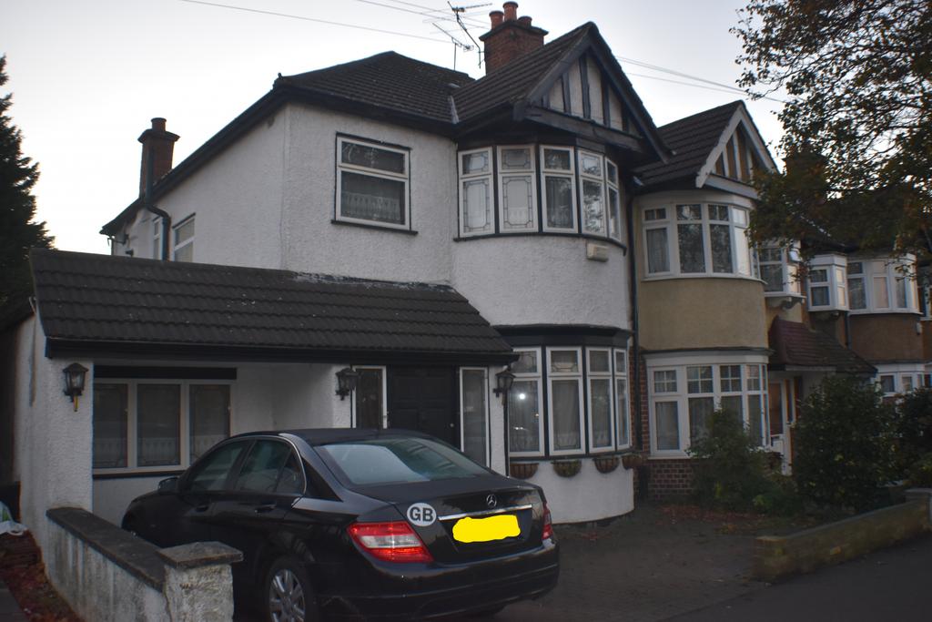 ruislip, HA4 5 bed semidetached house £2,100 pcm (£485 pw)