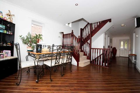 3 Degas Close, Salford, M7 3BG