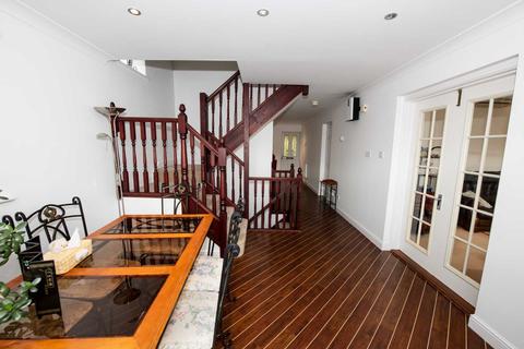 3 Degas Close, Salford, M7 3BG