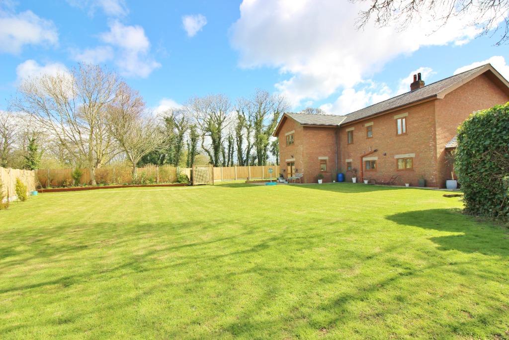 Gill Lane, Walmer Bridge, PR4 7 bed detached house £775,000