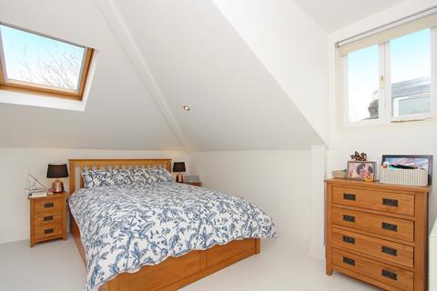 32d Oxford Road, London, W5 3ST