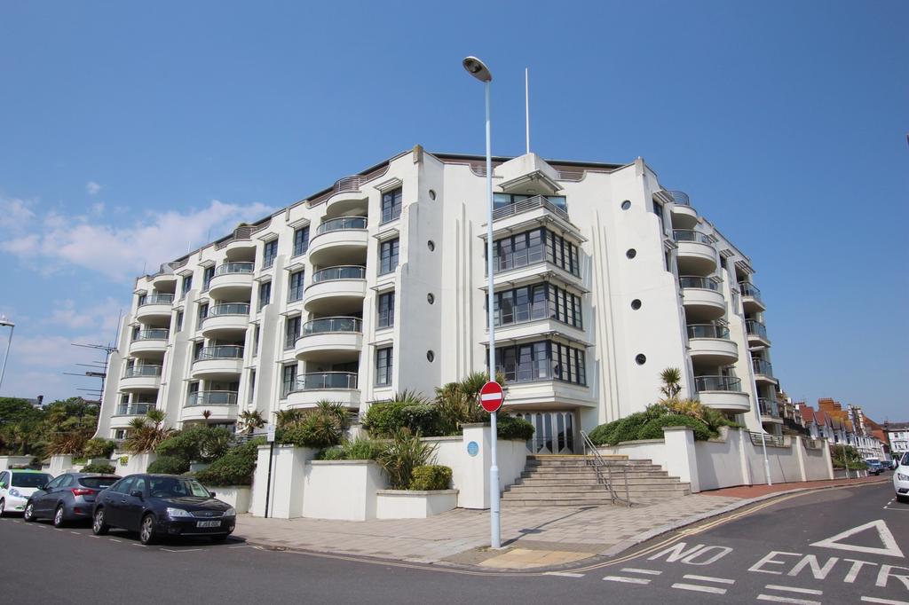 Warnes, Steyne Gardens, Worthing, BN11 2 bed flat £1,450 pcm (£335 pw)