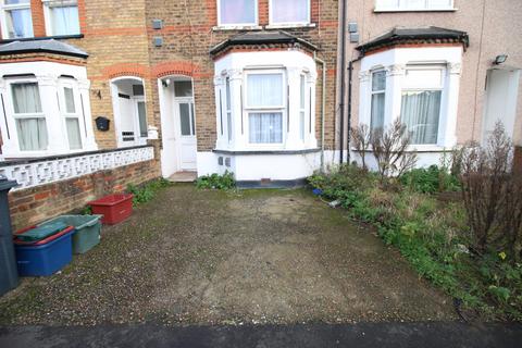 2 bedroom flat to rent, Montague Road, HOUNSLOW, Greater London, TW3