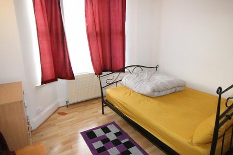 2 bedroom flat to rent, Montague Road, HOUNSLOW, Greater London, TW3