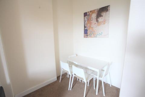4 bedroom flat to rent, Polwarth Gardens, Polwarth, Edinburgh, EH11