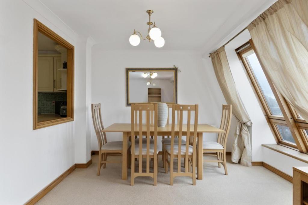 Vestry Court 66 - din med