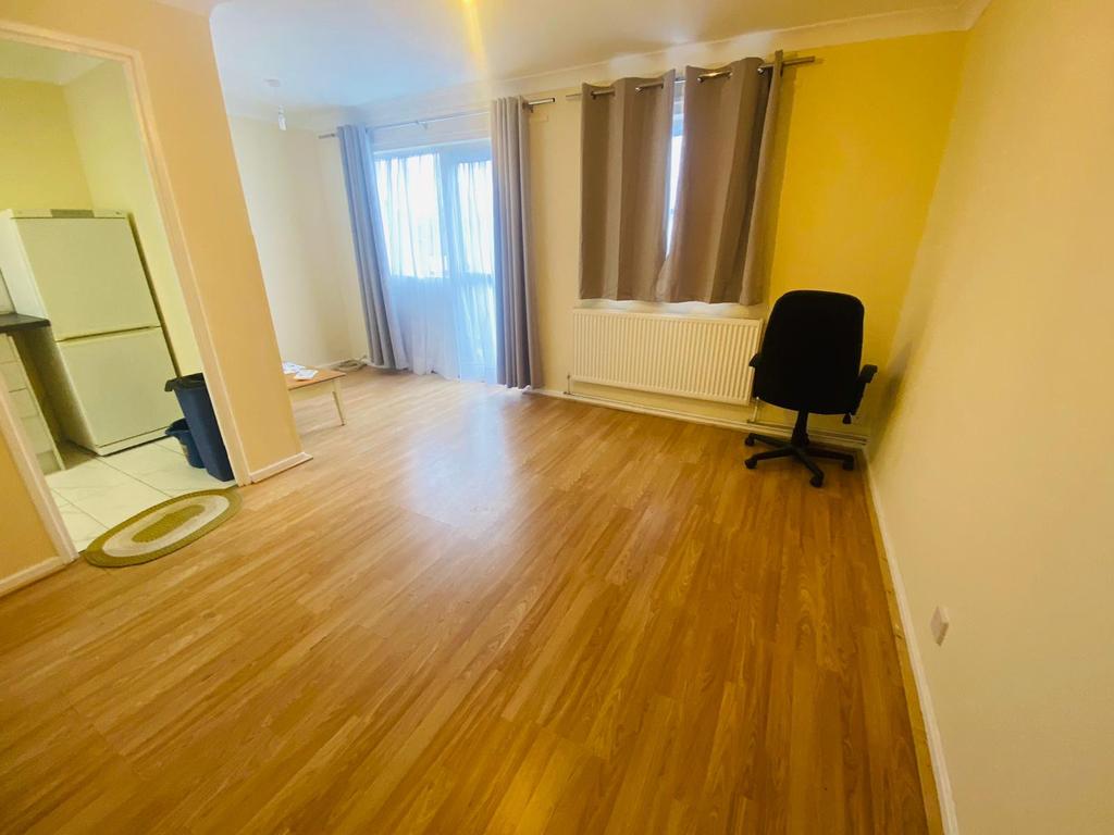 Willowbrook Road, Southall, Greater London, UB2 1 bed flat £1,050 pcm