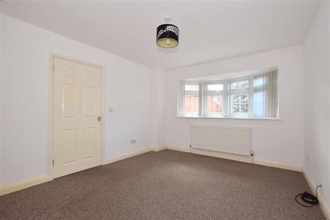 1d Irons Way, Romford, RM5 3RJ