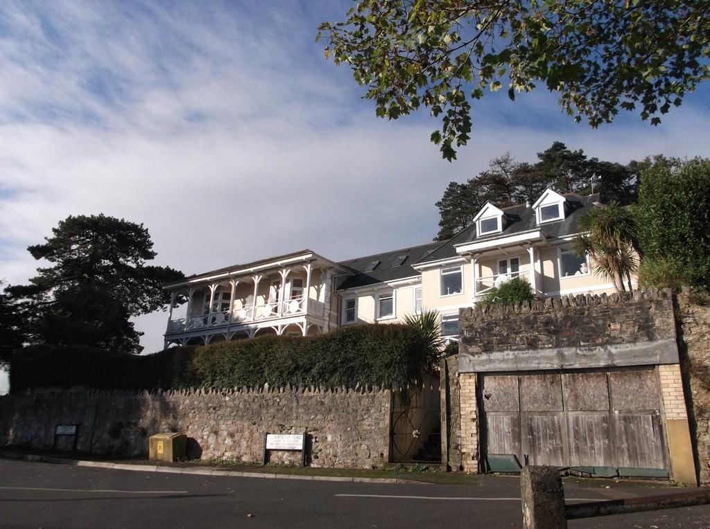 College Road, Newton Abbot 2 bed penthouse £825 pcm (£190 pw)
