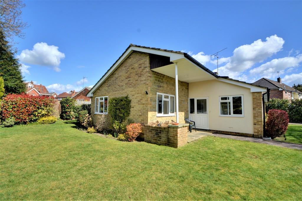 Crossways Road, Grayshott 3 bed detached bungalow £1,950 pcm (£450 pw)