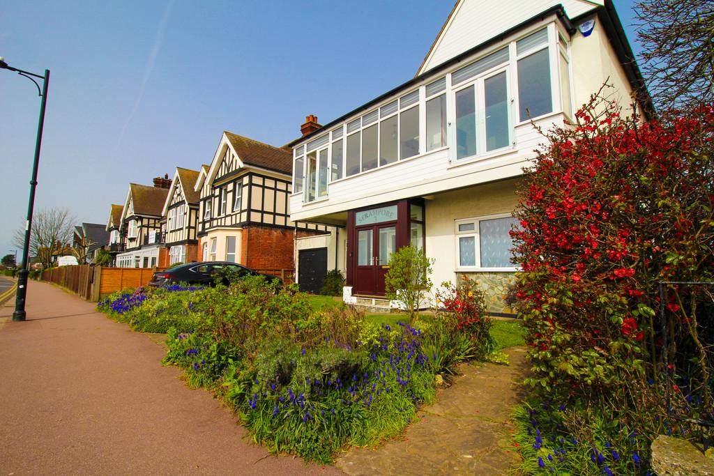 Marine Parade, LeighonSea 2 bed flat for sale £475,000