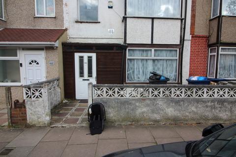 4 bedroom terraced house to rent, Lancaster Road, Southall