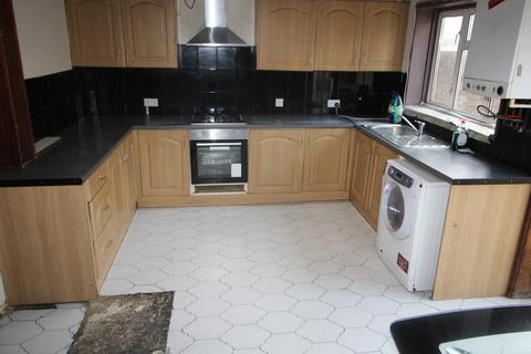 4 bedroom terraced house to rent, Lancaster Road, Southall