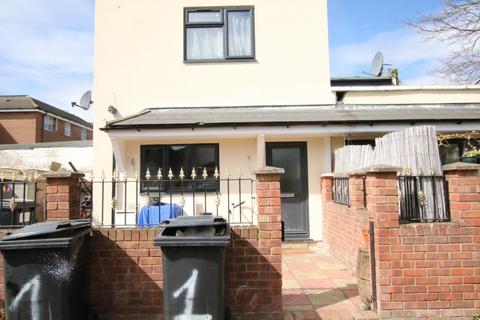 Studio to rent, Villiers Road, Willesden