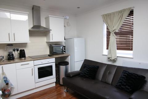 Studio to rent, Villiers Road, Willesden