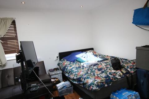 Studio to rent, Villiers Road, Willesden