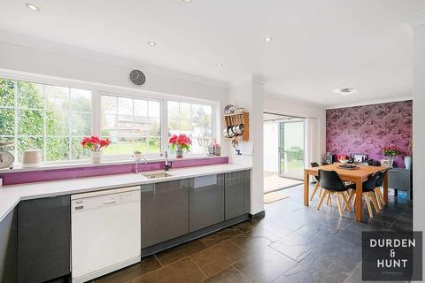 16 Aukingford Gardens, Ongar, CM5 0BG