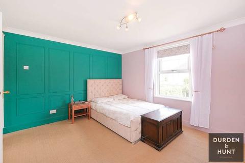 16 Aukingford Gardens, Ongar, CM5 0BG