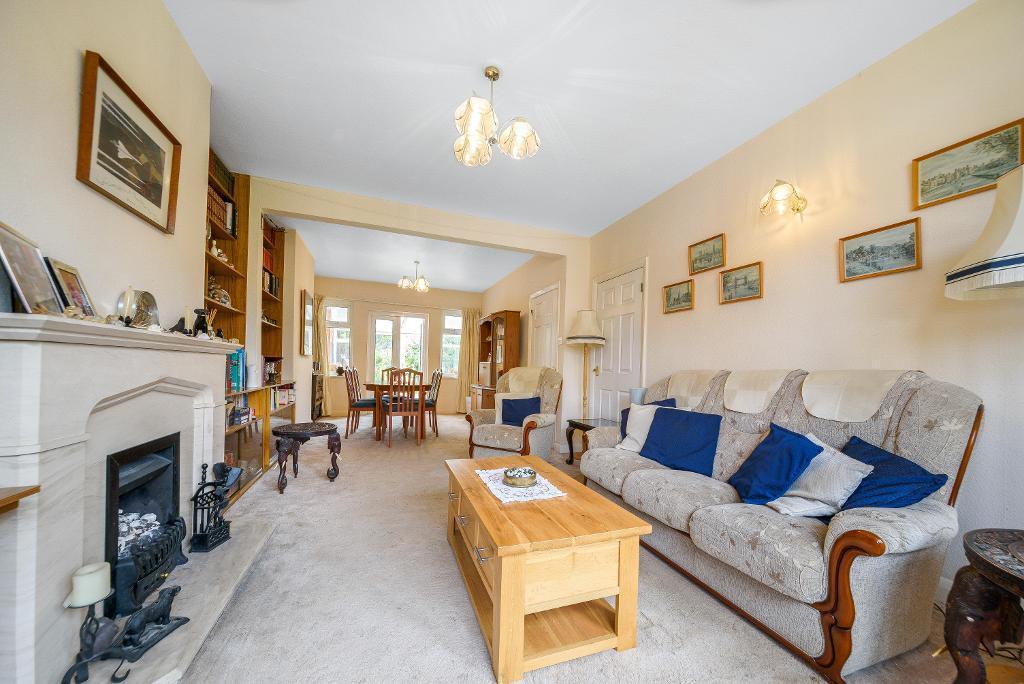 Through lounge/dining room