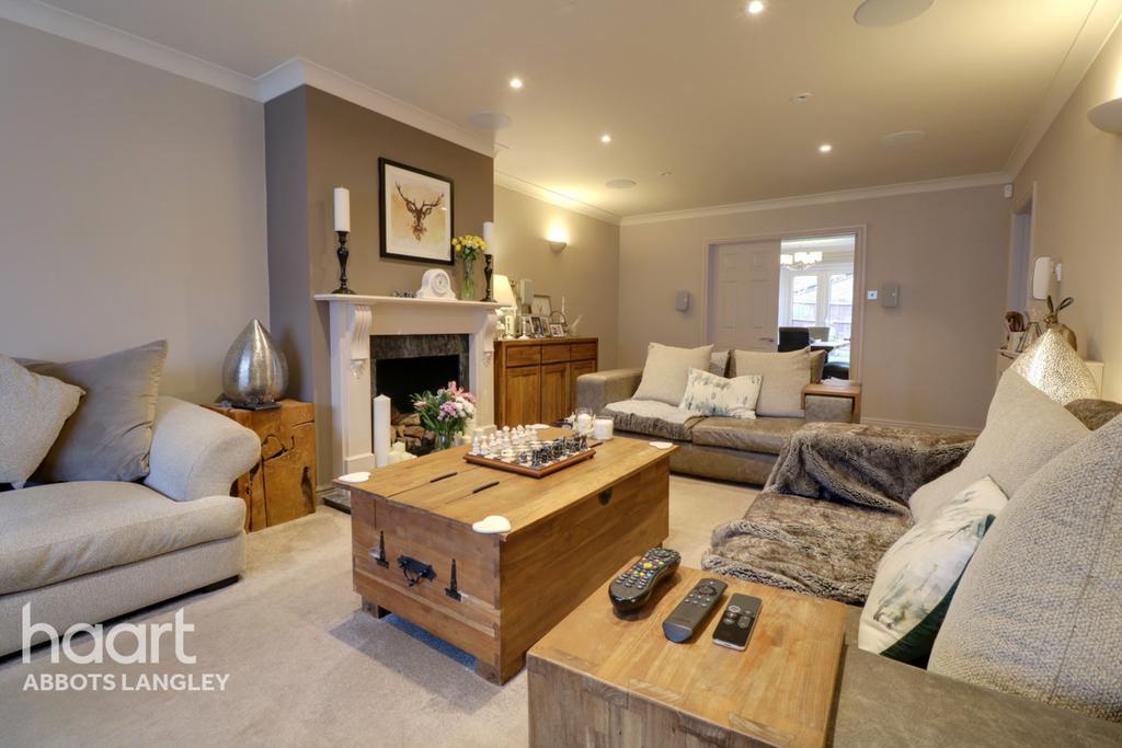Oak Green, Abbots Langley 4 bed detached house £700,000