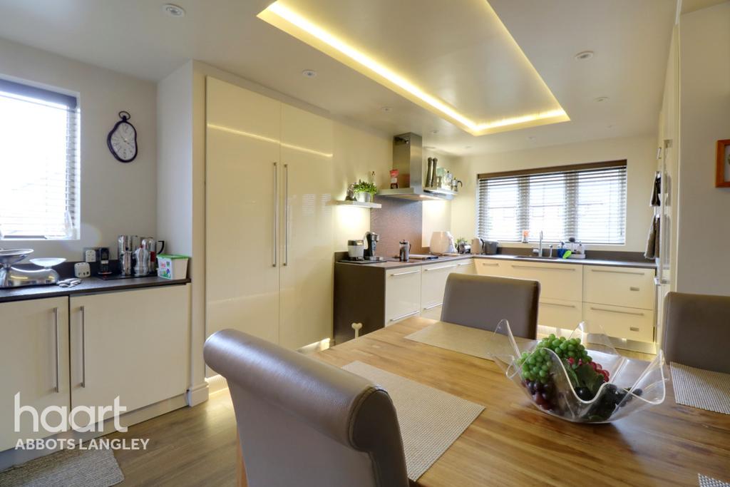 Oak Green, Abbots Langley 4 bed detached house £700,000