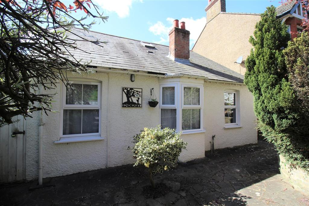 Enderby 166 Street Berkhamsted 3 bed detached house £1,600 pcm