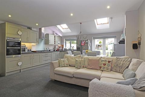 15 Hitchings Way, Reigate, RH2 8EN