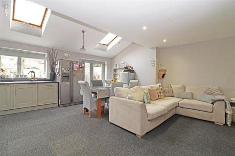 15 Hitchings Way, Reigate, RH2 8EN