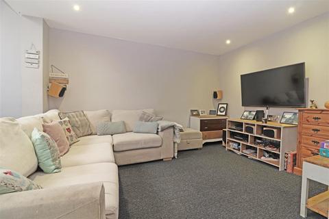 15 Hitchings Way, Reigate, RH2 8EN
