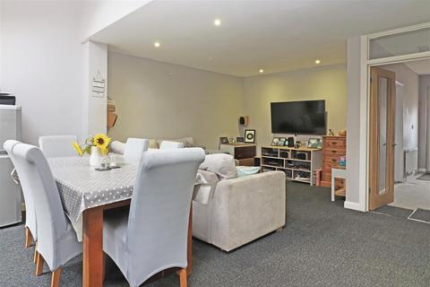 15 Hitchings Way, Reigate, RH2 8EN