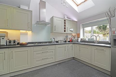15 Hitchings Way, Reigate, RH2 8EN