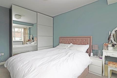 15 Hitchings Way, Reigate, RH2 8EN