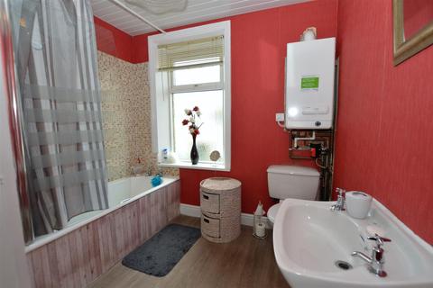 8 Breaks Road, Low Moor, Bradford, BD12 0HT