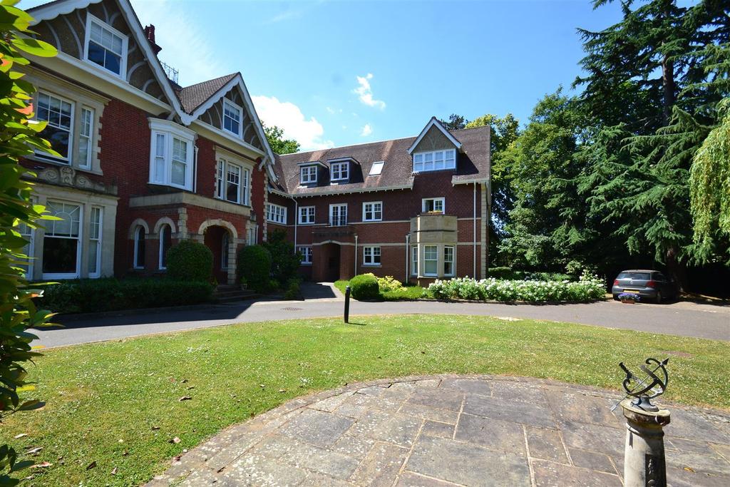 Massetts Road, Horley 1 bed flat £1,000 pcm (£231 pw)