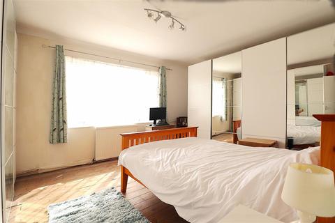 24 Hurst Road, Erith, DA8 3EG