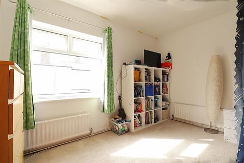 24 Hurst Road, Erith, DA8 3EG