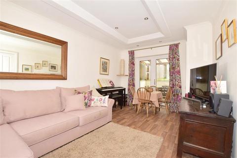 18 Wealden Close, Crowborough, TN6 2ST