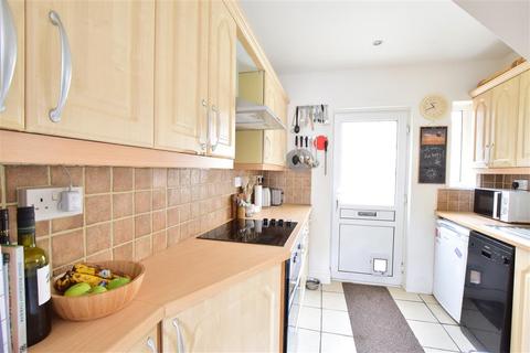18 Wealden Close, Crowborough, TN6 2ST