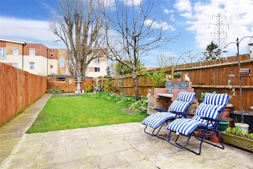 Cleeve Road, Leatherhead, Surrey 3 bed terraced house £360,000