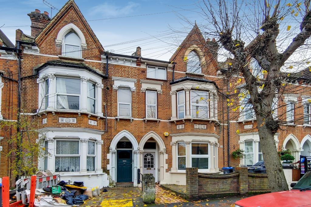 Chalfont Road, South Norwood, London... 3 bed flat £1,325 pcm (£306 pw)