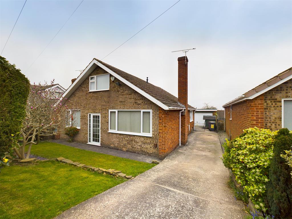 Robincroft Road, Wingerworth, Chesterfield, S42 6SB 4 bed bungalow £