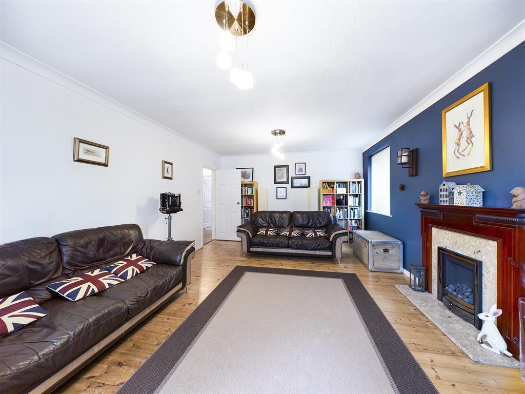 Robincroft Road, Wingerworth, Chesterfield, S42 6SB 4 bed bungalow £