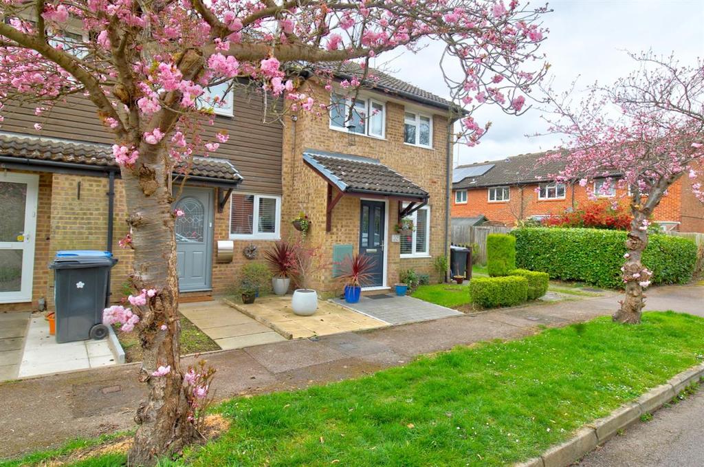 Yew Grove, Welwyn Garden City 3 bed semidetached house £375,000