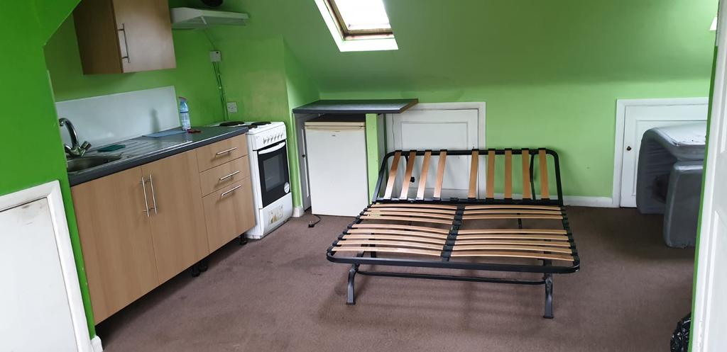 Spacious Studio Flat Inclusive All the Bill Avail