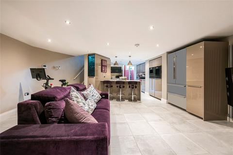32 Campden Grove, London, W8 4JQ
