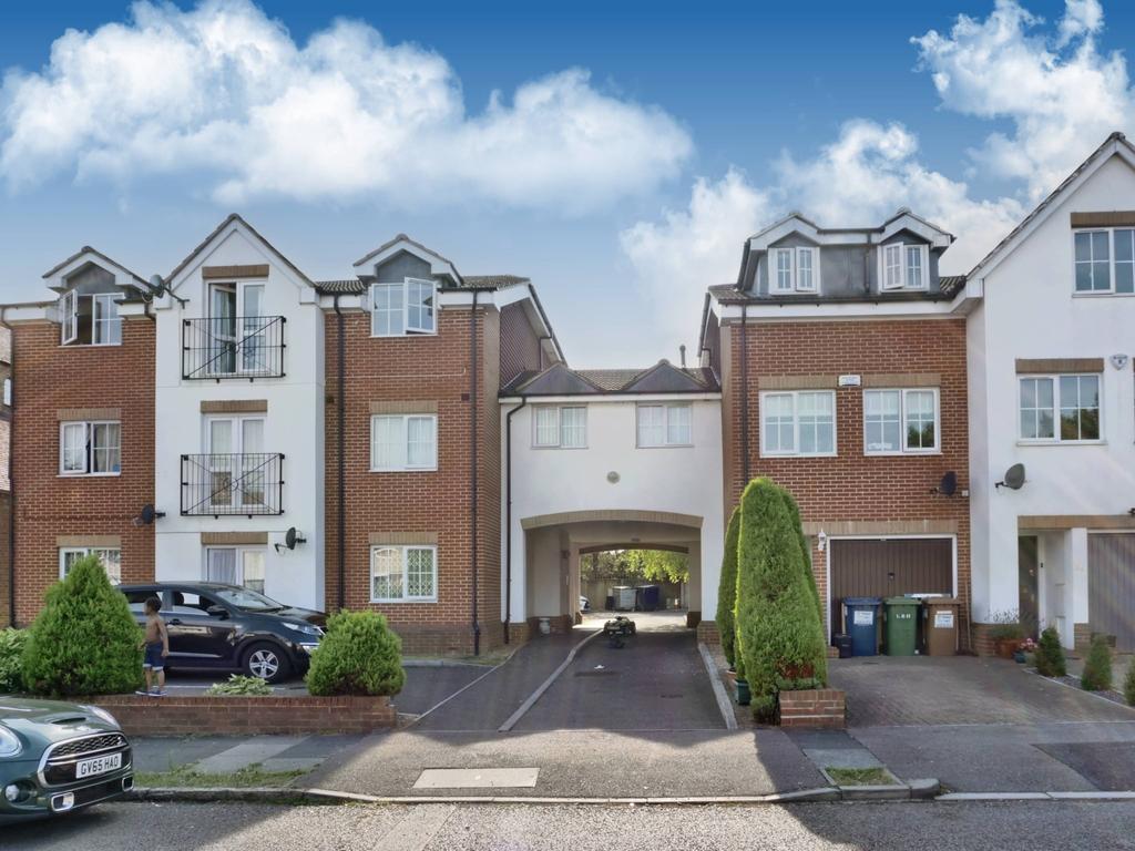 Uppingham Avenue, Stanmore HA7 2 bed flat for sale £370,000