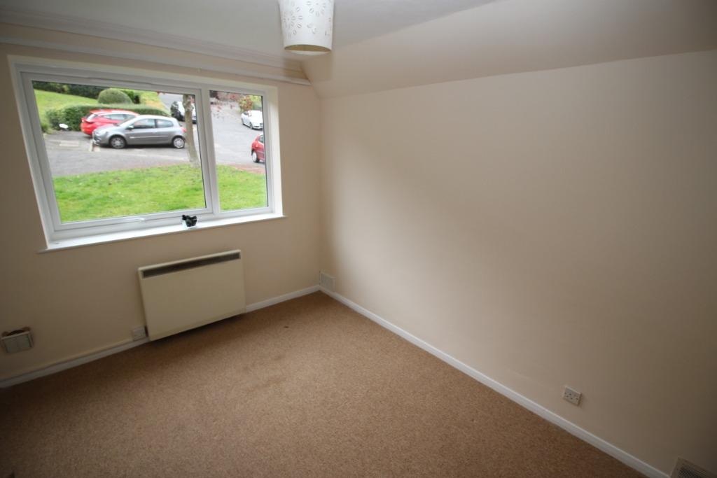Windsor Drive, High HP13 2 bed flat £750 pcm (£173 pw)