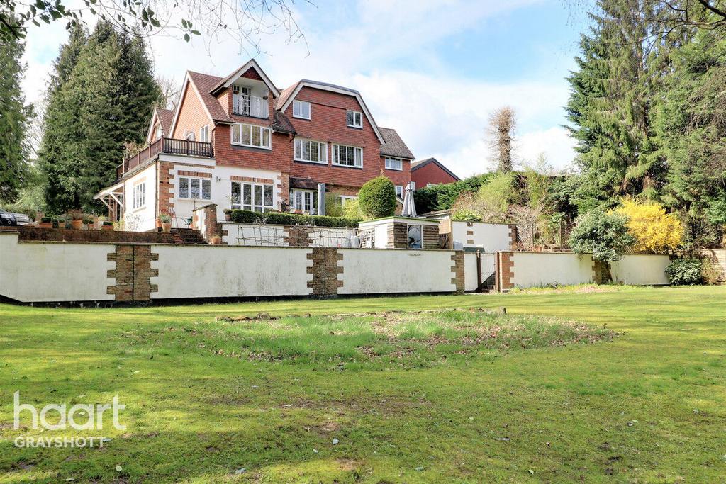 Hazel Grove, Hindhead 2 bed apartment for sale £230,000